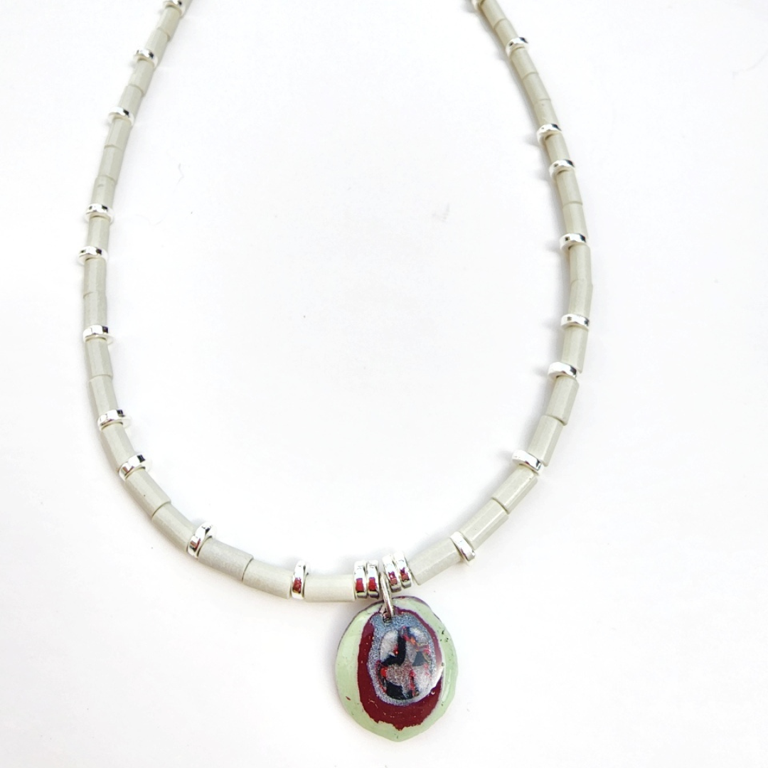 שרשרת ירוק פסטל עם תליון