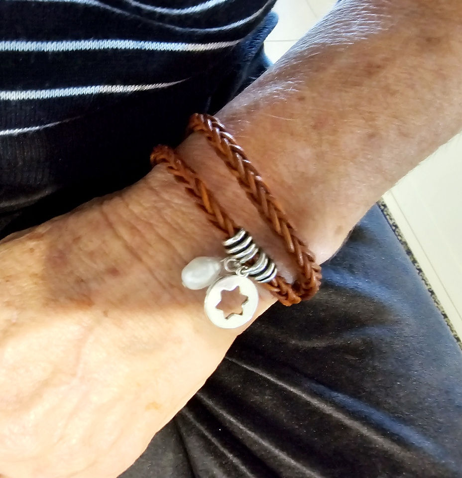 תמונה ממוזערת: צמיד עור מתלפף לאישה עם מגן דוד