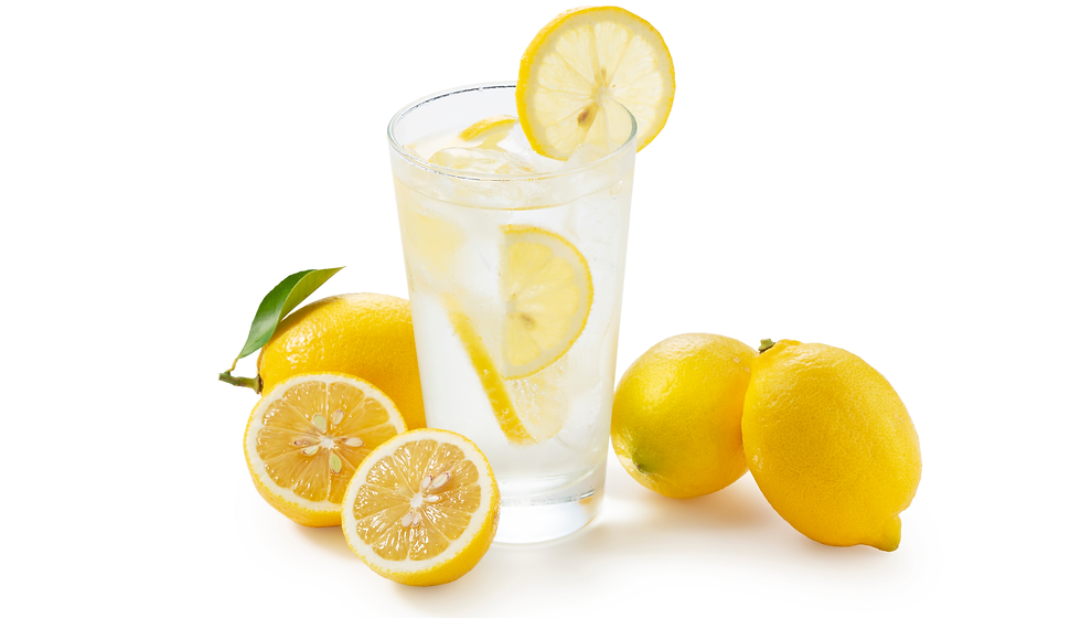 bere acqua e limone tiepido al mattino