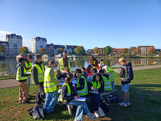 Eerstejaars op wandelexcursie in de schoolomgeving