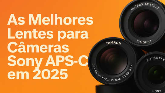 Imagem com fundo laranja mostrando três lentes APS-C para câmeras Sony (Viltrox, Tamron e Sony), ao lado do texto “As Melhores Lentes para Câmeras Sony APS-C em 2025”.