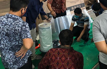 gambar tim rocketpack memberi pelatihan ke penguin