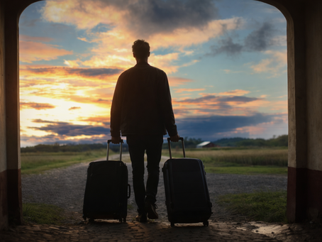 Person som bär två resväskor märkta dåtid och framtid – en metafor för hur vi bär vårt förflutna och oro för framtiden genom livet.