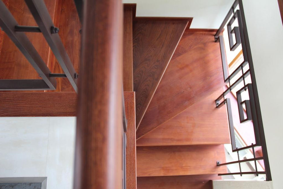 Лестница из массива с ковкой