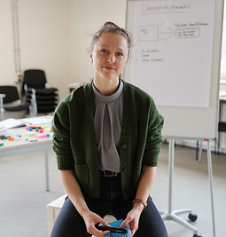 Nora einzeln Workshop sitzend.png