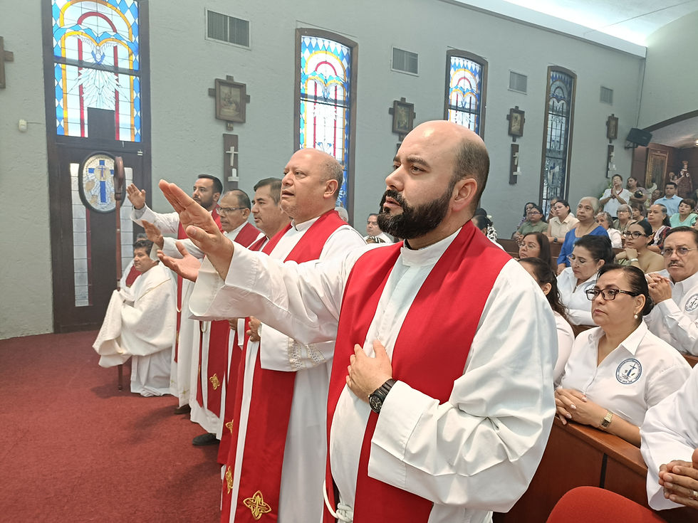 Sacerdotes que acompañaron en la Eucaristía