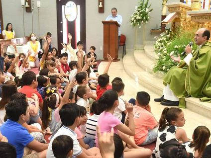 La Gracia Divina Acompaña el Retorno a Clases: Bendición de Estudiantes en la Diócesis de Tampico"