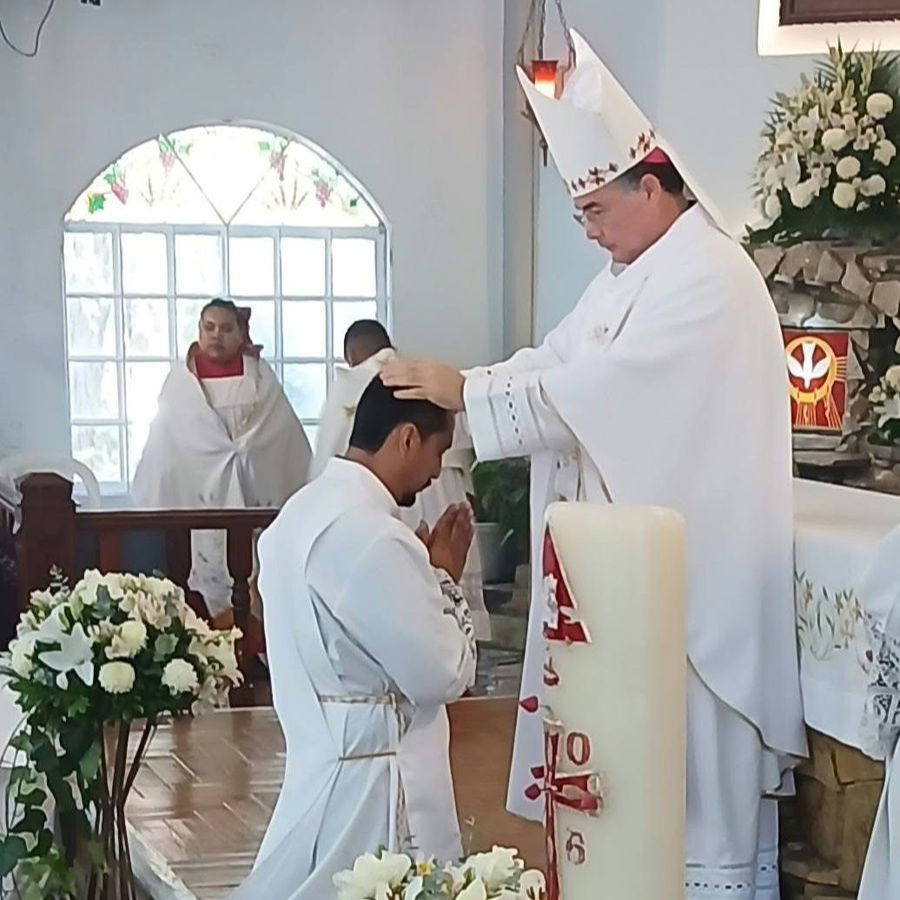 Monseñor Roberto Yenny García imponiendo las manos al nuevo Presbiterio Josué Torres, CSSp