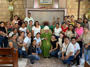Entre oración y cercanía pastoral Mons. Margarito Salazar visita a la comunidad de Antiguo Morelos, Tamaulipas.