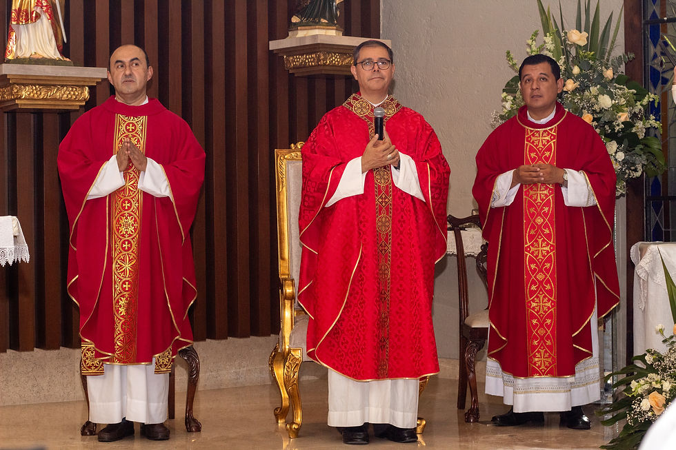 De izquierda a derecha, Pbro. Gustavo Solís Guillú, Mons. Oscar Efraín Tamez Villarreal y Pbro. Gerardo Hernández Núñez