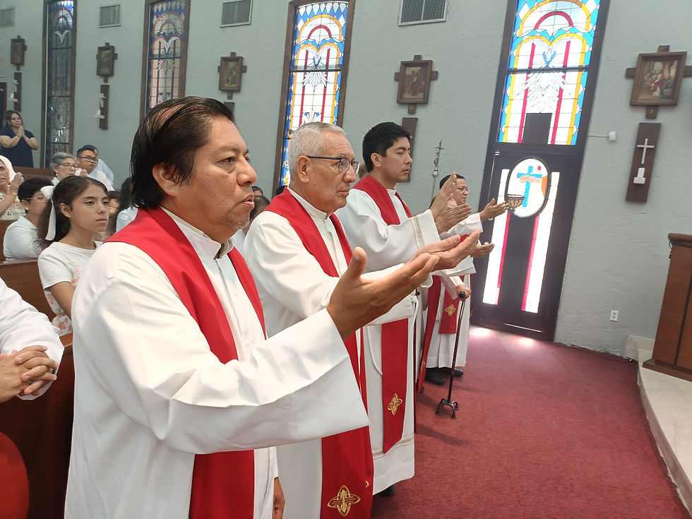 Sacerdotes que acompañaron en la Eucaristía