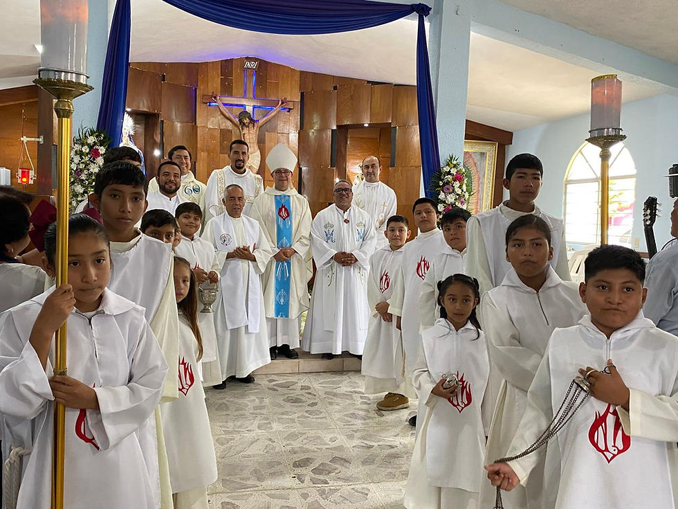 Monseñor Oscar Efraín tamez Villarreal al terminar la misa junto con el presbiterio y Acólitos.