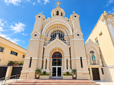 Iglesia barroca bajo cielo azul.png