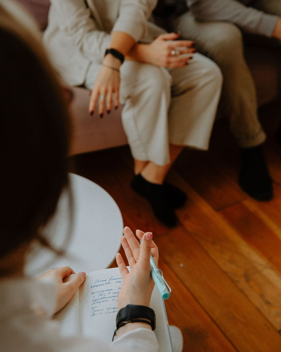 A couples therapist providing couples therapy to a couple.