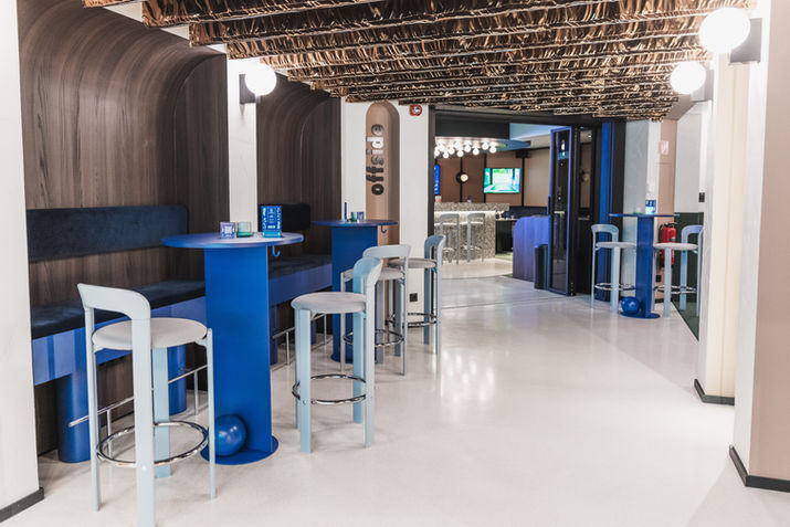 Bar moderne avec mobilier bleu du Casino de Mondorf