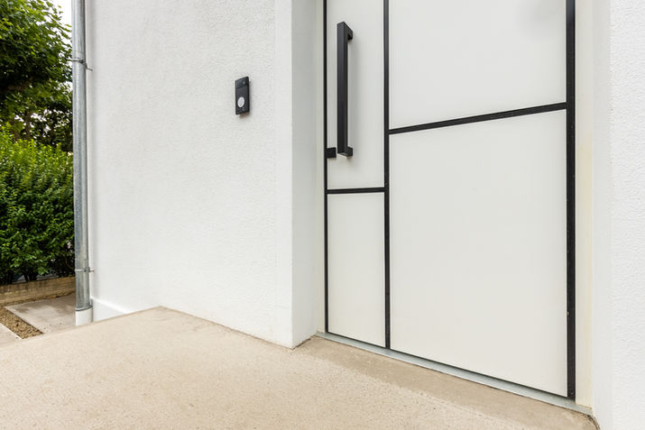 Porte d'entrée moderne avec interphone