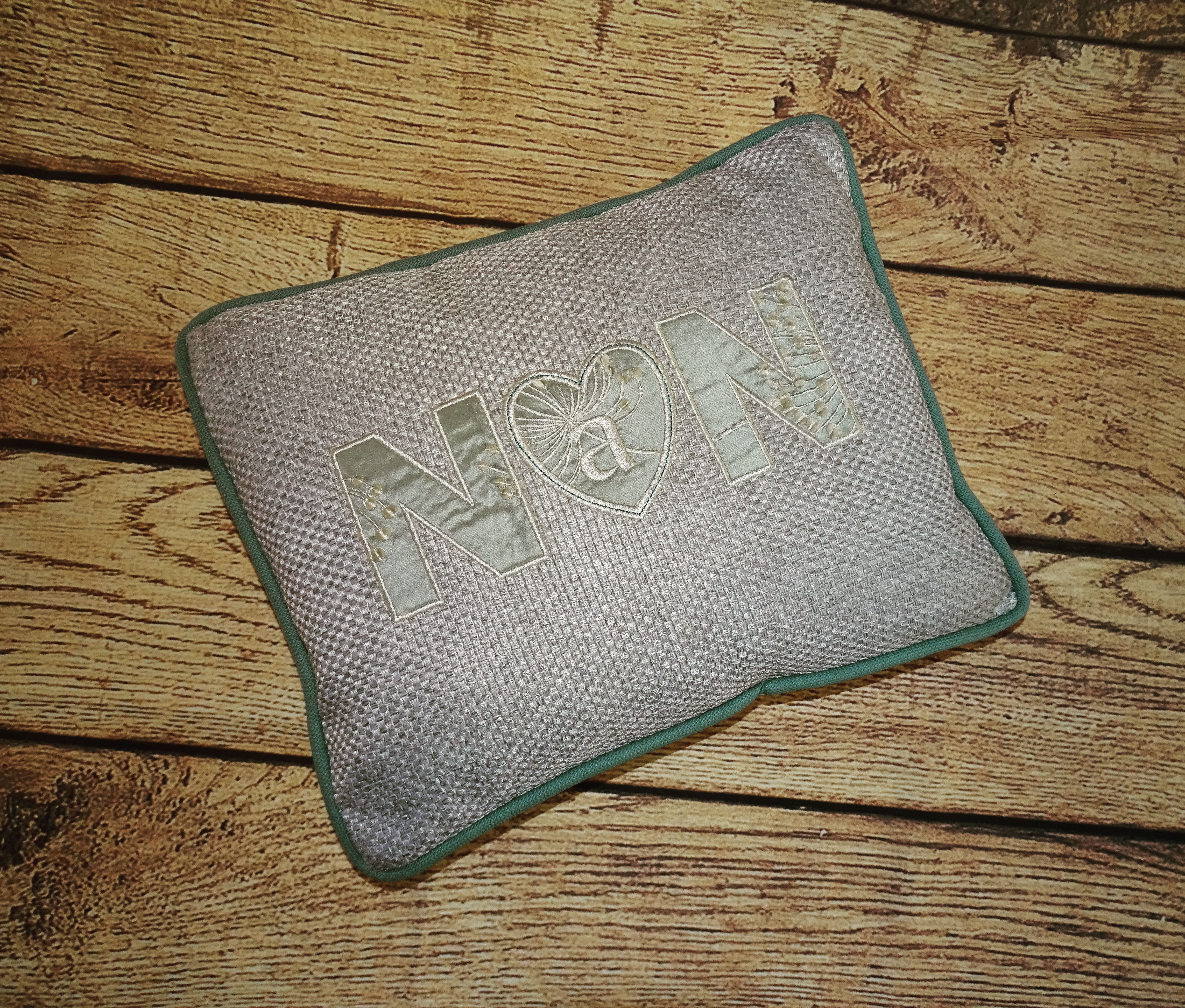 Applique 'Nan' Cushion