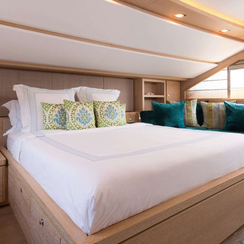ferretti-custom-line-112-next-happy-days-interior-3.jpeg