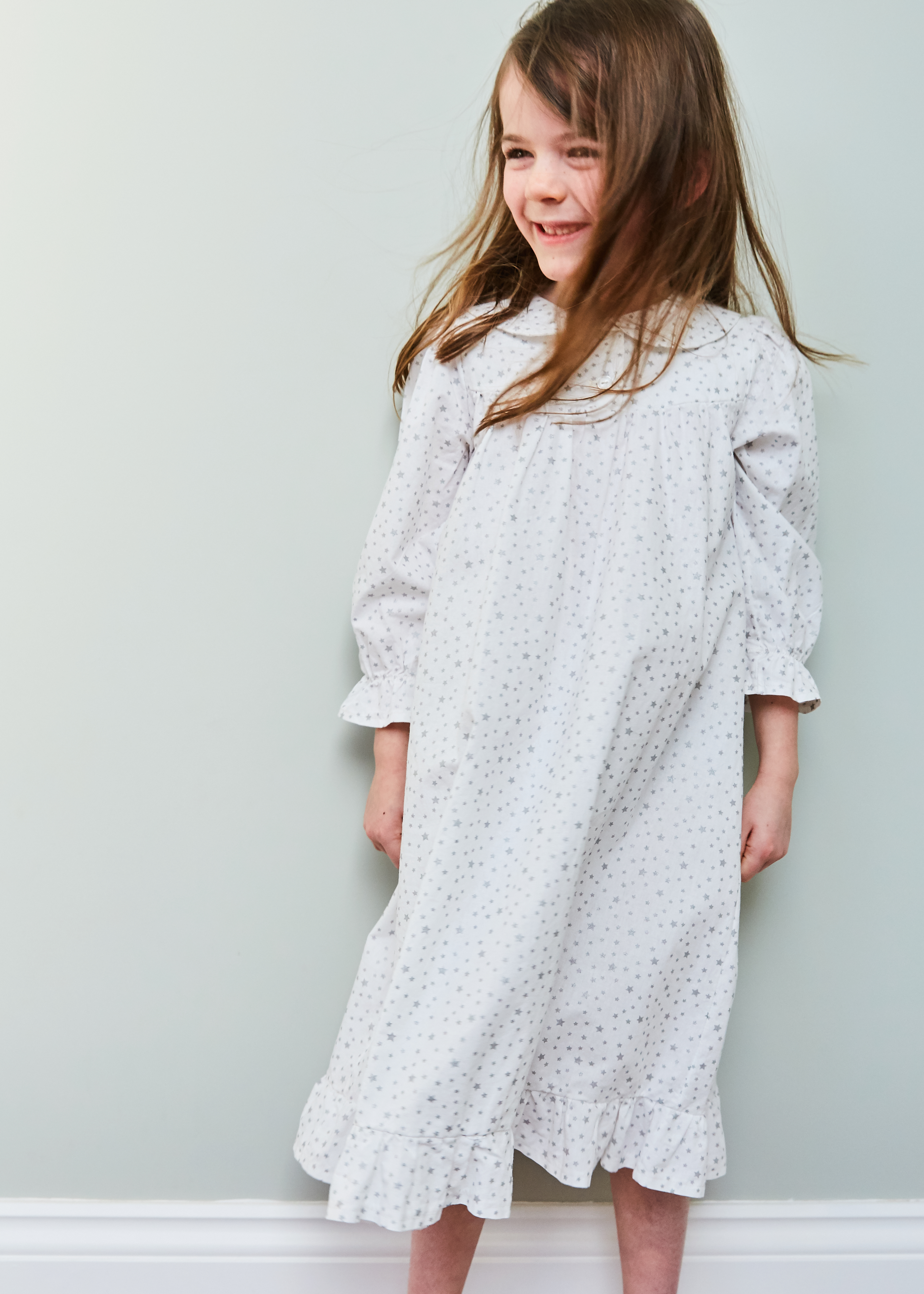 Nightie in silver stars on white