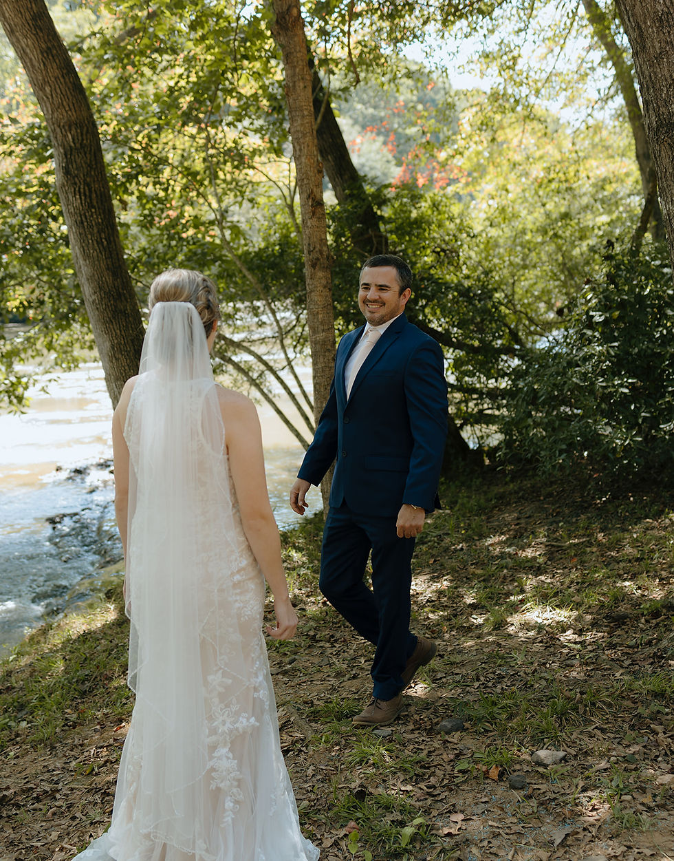 You can still do a first look when eloping!