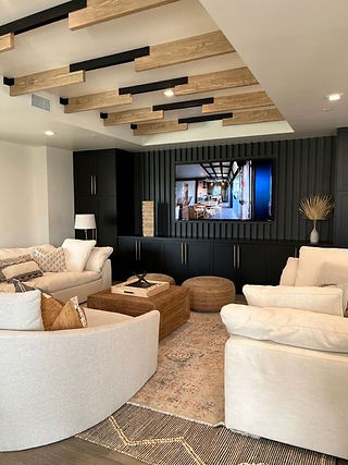 Mélange des matière pour un sous-sol unique et chaleureux. salle familiale moderne et chic