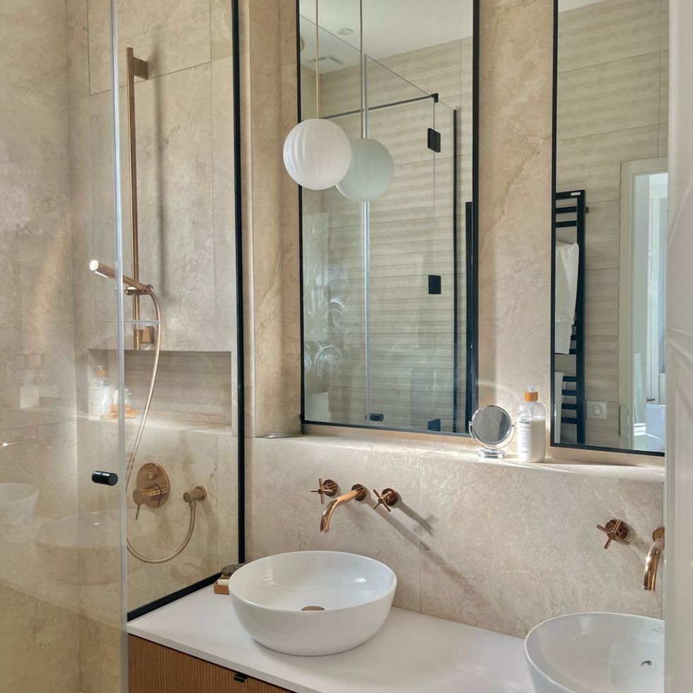 Une salle de bain épurée sublimée par une céramique rose pâle : design raffiné, ambiance douce et élégance contemporaine.