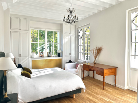 Chambre parentale au design élégant d’inspiration française, avec lustre vintage, console d’époque et finitions haut de gamme