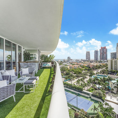 Balcon avec vue imprenable sur la ville et sur un terrain de tennis élégant.