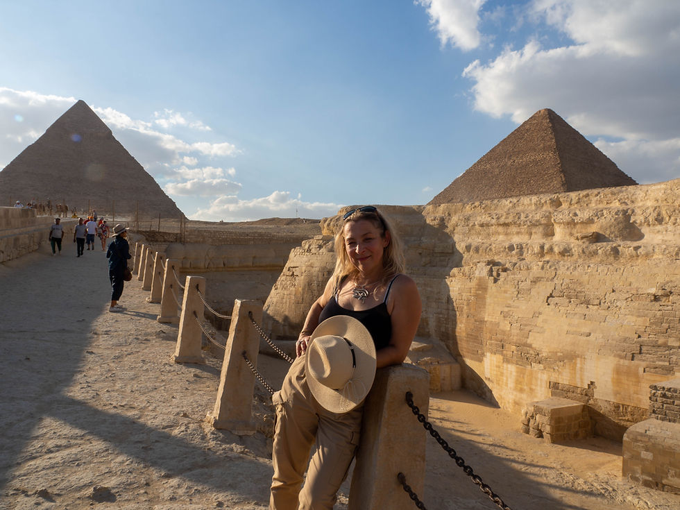 Une voyageuse au pied du sphinx et des pyramides de gizeh