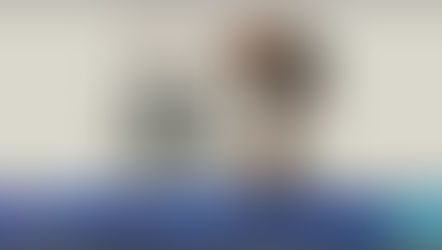 Ilustração do cartaz da Feira do Livro de Valença 2026, no Jardim Municipal. A imagem destaca uma árvore artística formada por pilhas de livros na base e uma copa densa composta por livros abertos e folhagem colorida em tons de outono, com borboletas a voar em redor, simbolizando o florescer das palavras.