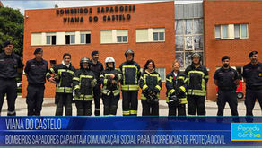 Grupo de operacionais e jornalistas equipados com fardamento de proteção civil alinhados em frente ao edifício do quartel dos Bombeiros Sapadores de Viana do Castelo.