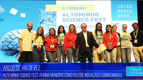 Grupo de participantes sorri diante de um cartaz da segunda edição Altominho Science Fest.