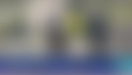 Dois homens homenageiam antigos combatentes em Vila Nova de Cerveira, segurando uma coroa de flores amarelas e brancas.