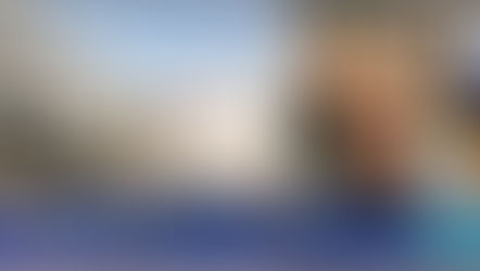 Prédio da Universidade do Minho à esquerda. À direita, o investigador José Manuel Caramelo com prateleira de livros ao fundo. Texto: estudo sobre eletricidade.