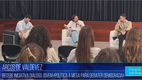 fotografia do moderador e convidados a participar na iniciativa Diálogo Jovem: Política à Mesa para debater democracia