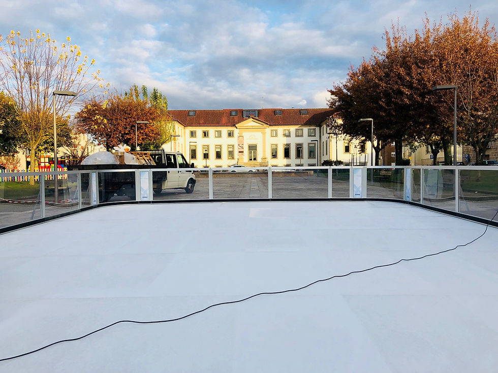 Praça da República em Ponte da Barca transforma-se em pista de gelo no Natal | Peneda Gerês TV