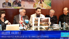Na imagem, Presidente, vvce-Presidente da Câmara de Arcos de Valdevez com o fadista Marco Rodrigues que exibe um livro alusivo à anterior edição do festival Arcos Fado Fest. Estão ainda na fotografia 2 outros representantes da organização.