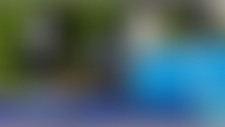 Veículo a carregar as baterias num posto de abastecimento elétrico