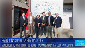 Autarcas dos municípios do Parque Nacional da Peneda Gerês e presidente do turismo porto e norte de Portugal em fotografia tirada no exterior do ecomuseu do barroso em Montalegre.