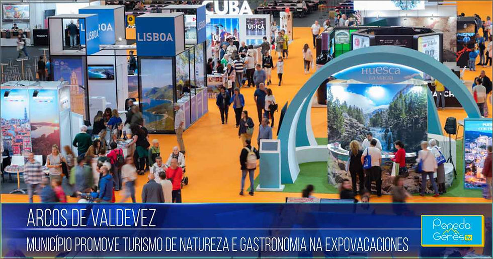 Feira de turismo movimentada com pessoas caminhando entre standes de expositores.