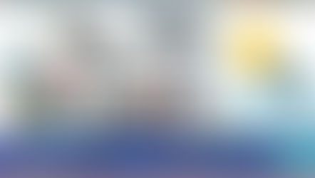 Ilustração colorida em estilo banda desenhada que mostra o ciclo do dia, desde o despertar até à festa cultural, com personagens em trajes tradicionais a tocar instrumentos e a dirigir-se a um microfone para a Jornada Radiovisual Interescolar.