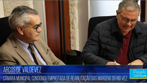 Olegário Gonçalves, Presidente da CM Arcos de Valdevez e proprietário da empresa que efetuará as obras a assinar o contrato de adjudicação.