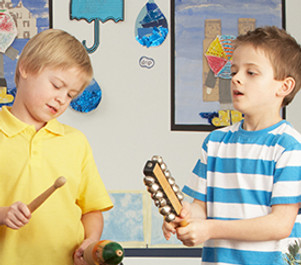 Männliche Lehrer Spielen der Gitarre