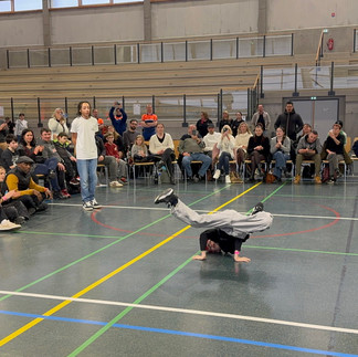 Danseur en pleine action, au centre du cercle.