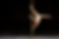 Photo qui montre une danseuse entrain de faire une figure sur la barre de pôle dance