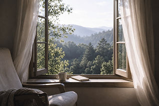 Ventana abierta hacia un paisaje natural que simboliza un espacio de calma e introspección.