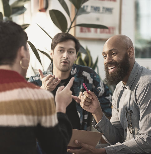 Equipo de personas conversando