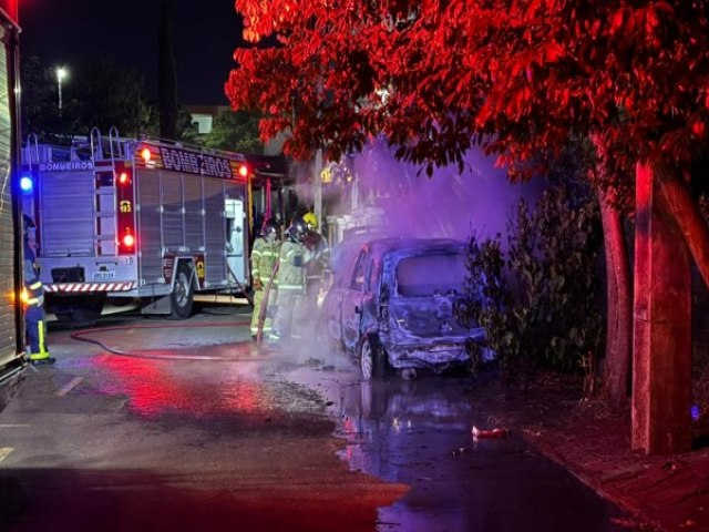 Um Chevrolet Meriva foi totalmente destruído por um incêndio no início da madrugada deste domingo (4), no bairro Júpiter, região da Cidade Norte, em Francisco Beltrão.