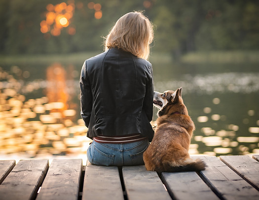 mujer y perro.jpeg