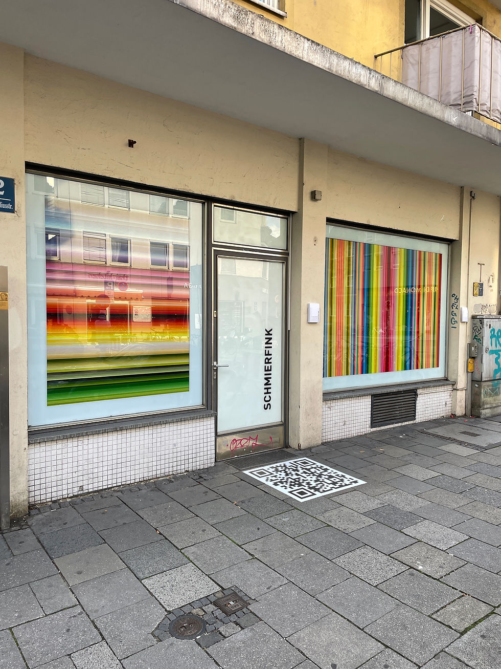 Schaufenster Installation bei Tag